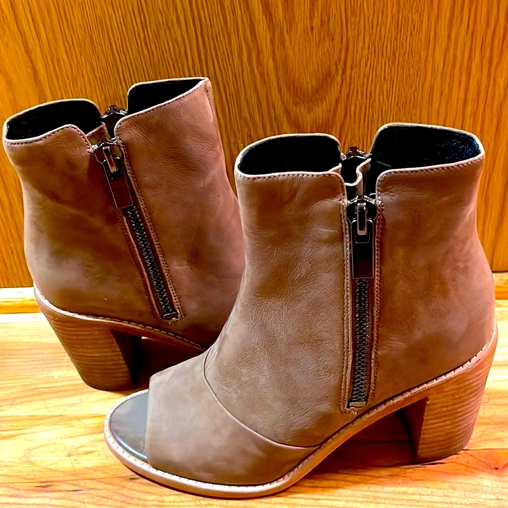 NEW Kenneth Cole Lacey 9 leather ankle boots open toe zip sides 3.5” heel taupe